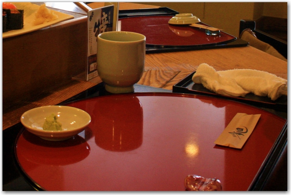 Khăn ướt trên bàn ăn: Người Nhật thích sạch sẽ, do đó bạn sẽ được phục vụ khăn ướt hoặc khăn tiệt trùng trước mỗi bữa ăn, từ ở cửa hàng ăn nhanh tới các nhà hàng hạng sang.