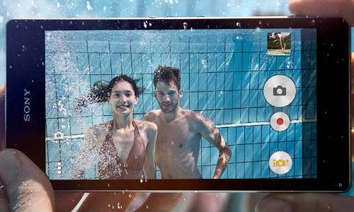 Điện thoại chống nước dùng trong khi tắm: 90% điện thoại ở Nhật đều có khả năng chống nước. Đó là vì phần lớn thanh niên thích dùng điện thoại trong lúc tắm.