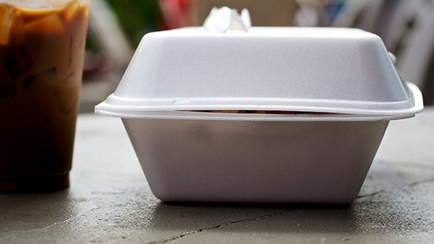 Không gói đồ thừa mang về: Tại Mỹ và các quốc gia khác, nếu không ăn hết đồ đã gọi ra, bạn có thể bảo nhà hàng cho số đồ ăn còn lại vào hộp đem về, nhưng người Nhật không có thói quen này. Những gì bạn không ăn hết thường sẽ được đổ vào thùng rác, tuy nhiên suất ăn của Nhật khá nhỏ nên đây cũng không phải vấn đề đáng lo ngại.