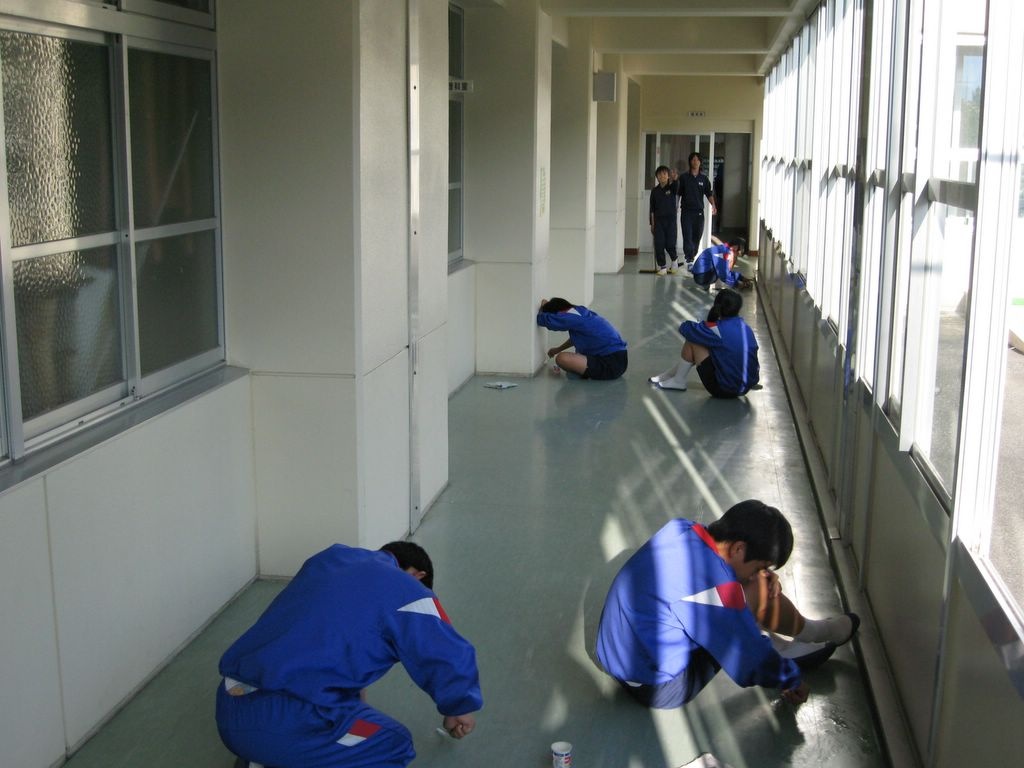 Trường học không có lao công: Trẻ em tại các quốc gia khác thường đã quen với việc có lao công dọn dẹp và vệ sinh. Ở Nhật thì không, thay vì thuê người, các trường dạy học sinh tự dọn dẹp. Mỗi trường dành ra một khoảng thời gian nhất định để các học sinh cùng nhau dọn phòng học, lau sàn và dọn nhà vệ sinh. Điều này giúp các học sinh học được tinh thần trách nhiệm và hợp tác với nhau.