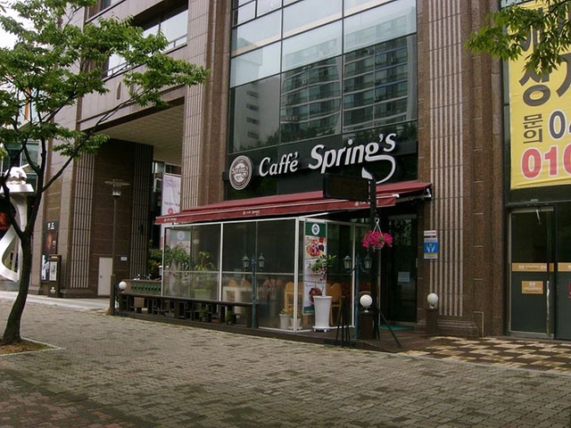 Những cửa hàng đáng yêu nằm dọc các phố.