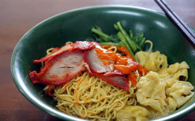 10. Mì Wanton: Món mì Wanton mang hơi thở của xứ cảng Thơm, Hồng Kông từ lâu đã trở thành một phần không thể tách khỏi trong nền văn hóa của Singapore.  Mì vàng sau khi được trụng chín sẽ được “áo” lên mình một vài loại nước sốt ngọt nhẹ, vài lát thịt heo nướng hoặc quay kiểu Trung Quốc và cải xanh thanh mát. Khi ăn có thêm bát súp nhỏ với sủi cảo nhồi thịt bên cạnh.