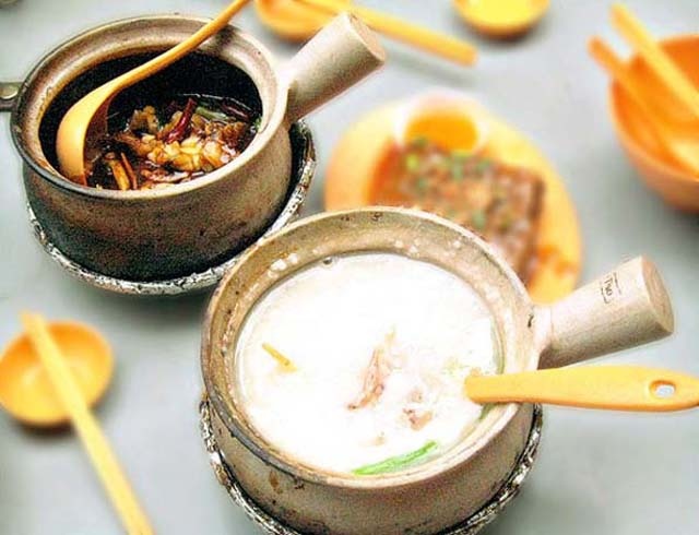 3.	 Cháo ếch: Đến Singapore, bạn cũng không thể bỏ qua món cháo ếch, một trong những niềm tự hào của văn hóa ẩm thực Singapore. Tuy được bán khắp nơi nhưng nổi tiếng nhất cho món này vẫn là khu