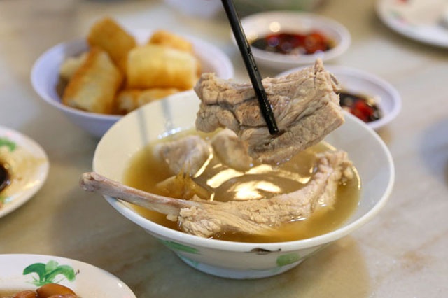 6.	 Súp sườn Bak Kut Teh: Bak Kut Teh là món súp sườn heo gốc Phúc Kiến, Trung Quốc rất được yêu thích ở Sigapore. Sườn heo trước khi được ninh sẽ được luộc sơ sau đó ướp với thật nhiều tỏi, tiêu, thảo dược, gia vị và hầm trong nhiều giờ liền để cho ra hương vị thơm ngon, tinh tế. Không chỉ ngon, đây còn được xem là món ăn bổ dưỡng giúp phục hồi sinh.