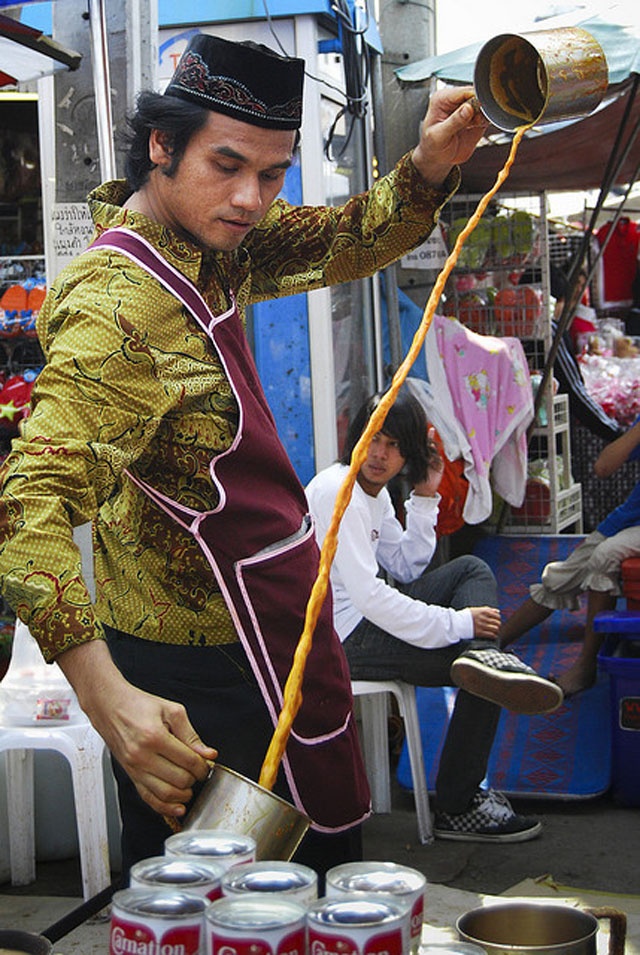 7.	 Trà sữa Ấn Teh tarik: Teh tarik hay trà kéo tại Singapore là món trà Ấn Độ thơm ngon với lớp bọt sủi tăm trên miệng ly mà bạn không thể bỏ lỡ sau khi đã thưởng thức vô vàn món ngon. Không chỉ uống, nếu may mắn, bạn còn có dịp xem người bán biểu diễn rót trà điệu nghệ.