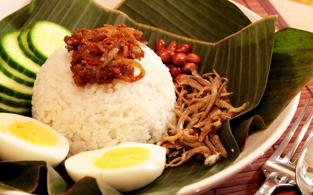 8. Nasi lemak: Hầu như đến nơi nào ở Singapore bạn cũng có thể bắt gặp các quầy hàng bán món này. Lemak là món cơm được nấu với nước dừa thơm béo ăn kèm với một thực đơn dài các món mặn như sốt sambal cay, cá cơm chiên, đậu phộng chiên, trứng, xúc xích, cánh gà chiên, bánh cá, các loại rau, cà ry…