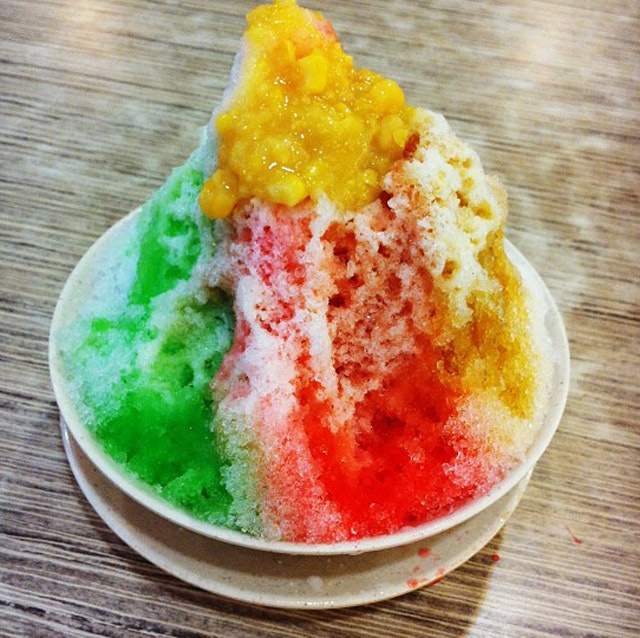 9. Kem đá bào Ice kachang: Món tráng miệng đá bào Ice kachang luôn luôn là một lựa chọn tuyệt vời tại vùng đất nhiệt đới như Singapore. Bên cạnh núi đá bào mát lạnh, tưới đẫm si-rô rực rỡ cùng sữa đặc, sữa bắp thơm béo, bạn chắc chắn sẽ thích thú khi được khám phá vô vàn phiên bản của món đá bào này với các loại đậu, thạch, kem… đa dạng hương vị.