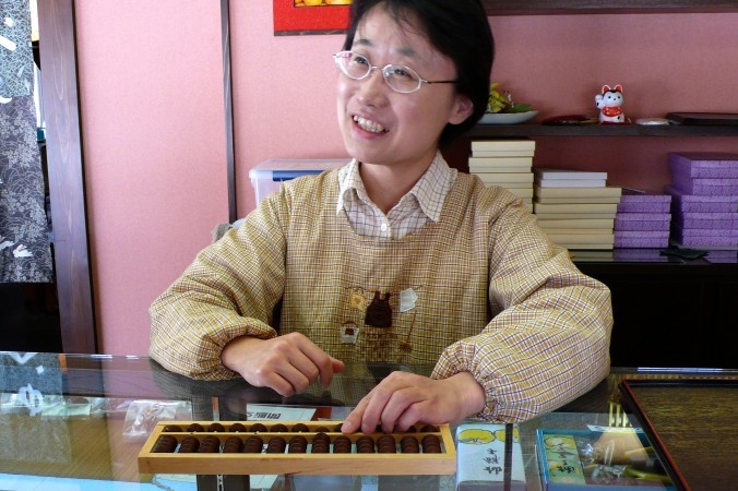 Tính tiền bằng bàn tính: Tại Nhật, nhiều thu ngân vẫn dùng bàn tính để tính tiền cho khách. Trong ảnh là một tiệm bán đồ ngọt ở Kyoto. Nhiều người tưởng mọi thứ ở Nhật đều vô cùng tân tiến, thực tế nơi đây có sự hòa trộn độc đáo giữa cổ điển và hiện đại.