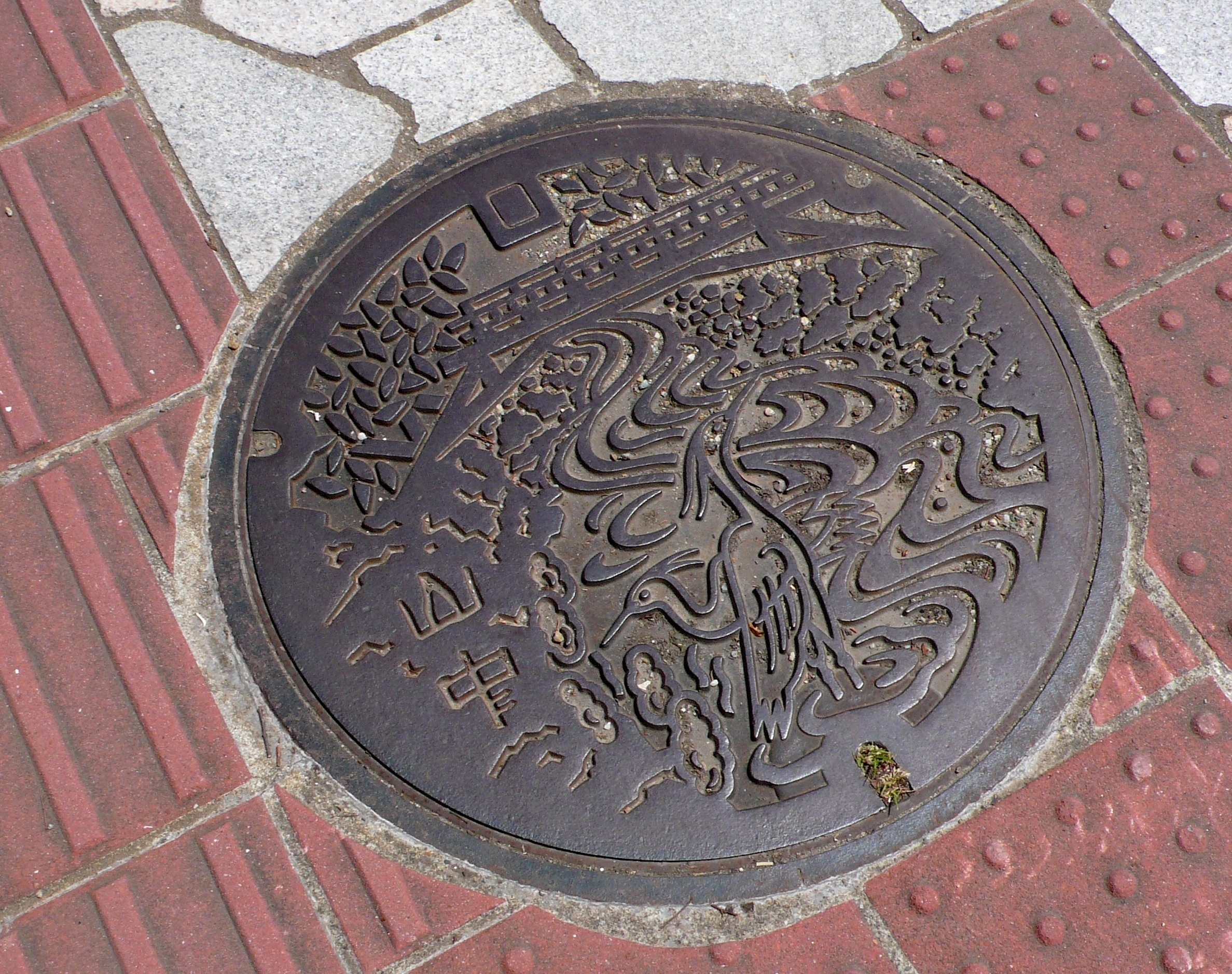 Nắp cống: Sự chú ý tới từng chi tiết ở Nhật thường khiến những người mới tới đây ngỡ ngàng. Nhiều nắp cống tại đây được trang trí với các họa tiết độc đáo. Trong ảnh là một nắp cống ở thành phố Wajima.