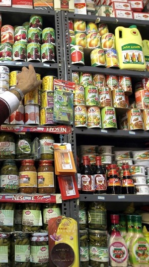 Nhà hàng phục vụ đồ hộp: Một nhà hàng khá nổi tiếng ở Nhật chỉ phục vụ đồ hộp. Thay vì xem thực đơn, khách hàng sẽ có cơ hội chọn món mình thích trên các giá đồ dọc tường và được cung cấp dao dĩa bằng nhựa để thưởng thức món đồ hộp mình đã chọn.