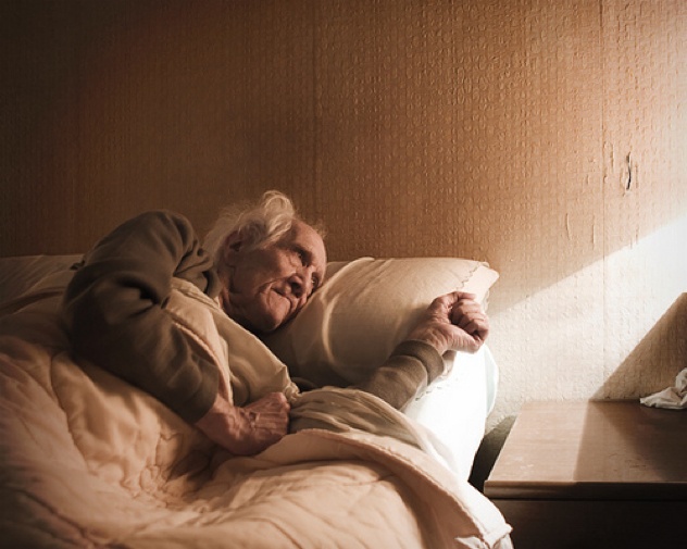 Những người già chết không ai biết: Không gì đau khổ hơn là chết một mình, nhưng điều này thường xuyên diễn ra ở Nhật. Việc duy trì dân số già khiến nhiều người lớn tuổi chết một mình ở nhà. Nhiều trường hợp chỉ được phát hiện sau vài tuần, thậm chí là hàng tháng. Hiện tượng này được gọi là “kodokushi” – chết cô độc. Hàng năm có hàng ngàn trường hợp kodokushi xảy ra ở Nhật, nhất là với những người ít có mối quan hệ xã hội. Thậm chí có những công ty chuyên dọn dẹp các căn hộ nơi có xác thối rữa của những người chết lâu mới được phát hiện.