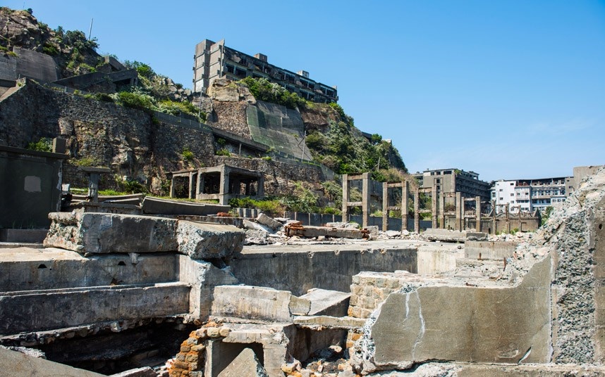 Hòn đảo ma: Nằm cách Nagasaki 15km, Hashima từng là nơi khai thác than từ năm 1887 tới năm 1974, với dân số thời điểm cao nhất lên tới 5.259 người vào năm 1959. Sau khi dầu trở thành nhiên liệu đốt thay thế than đá tại Nhật vào những năm 1960, Hashima bị bỏ hoang và trở thành “hòn đảo ma”. Một khu vực nhỏ của đảo được mở cửa trở lại để đón khách du lịch từ năm 2009, và tàu du lịch thường dừng ở đây.