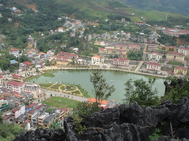 Phong cảnh nhìn từ núi Hàm Rồng.