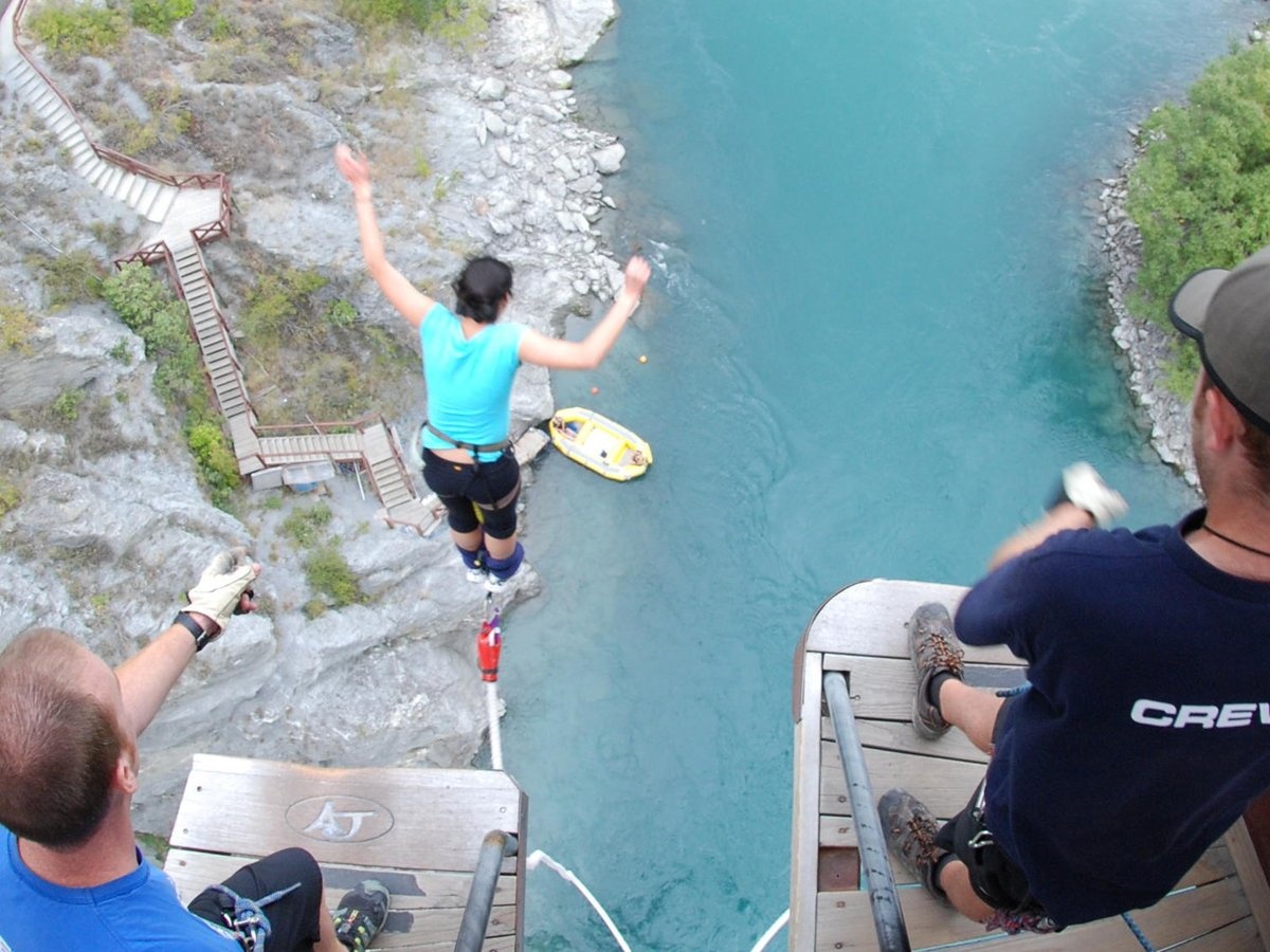 Nhảy bungee ở Queenstown, New Zealand, “thủ đô mạo hiểm” của thế giới.