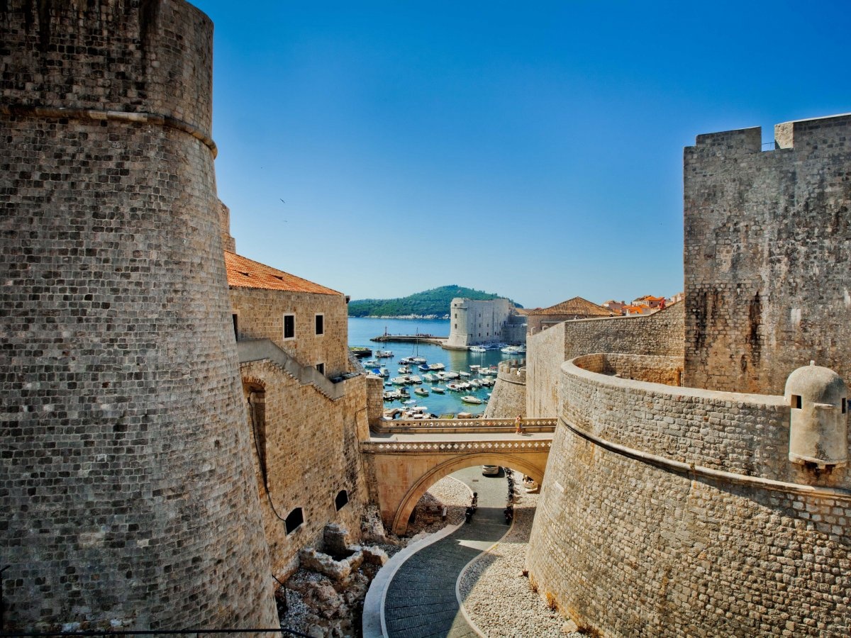 Đi bộ dọc tường thành Dubrovnik đã bảo vệ thành phố của Croatia từ thế kỷ VII.