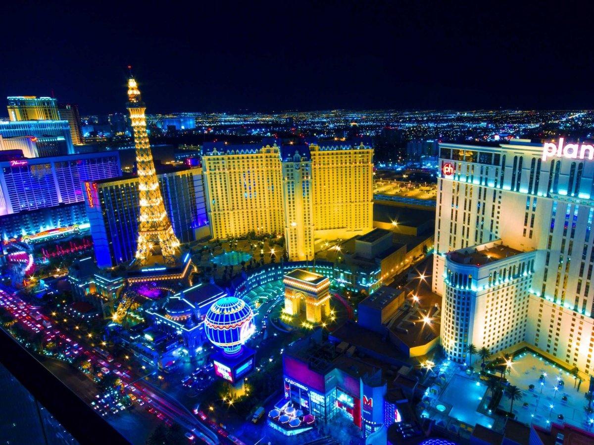 Đi dọc đại lộ Las Vegas, Mỹ.