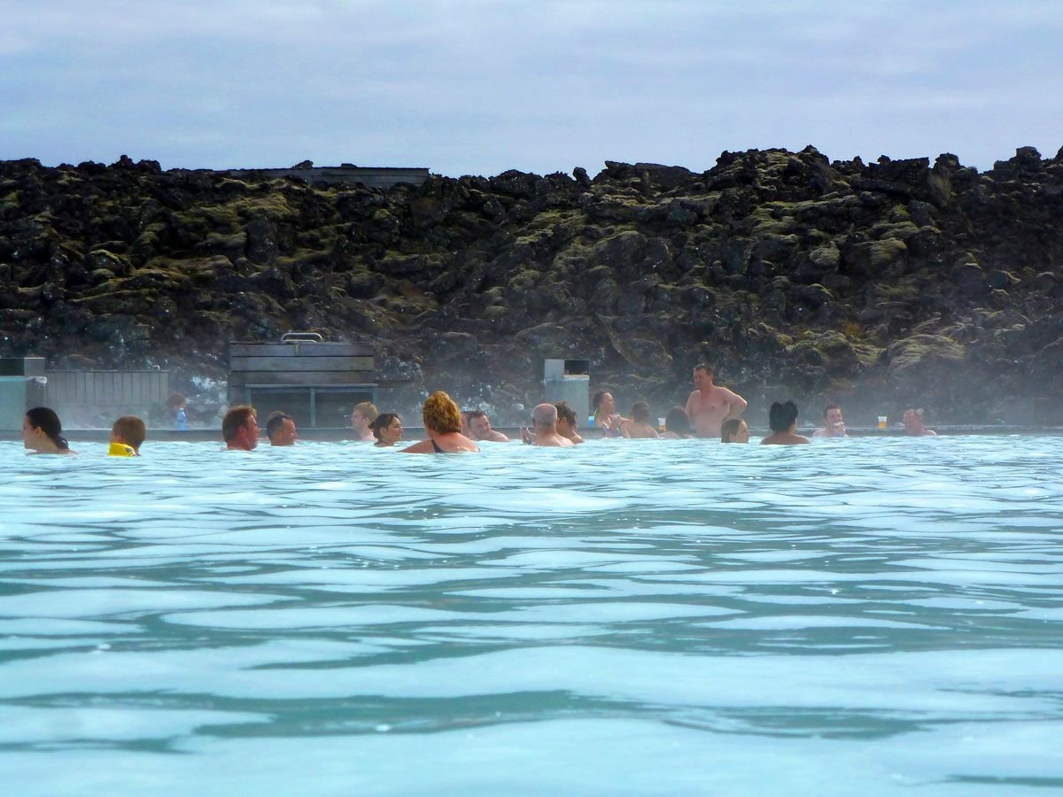 Đắm mình trong làn nước ấm áp của Blue Lagoon, ngoài Reykjavík, Iceland.