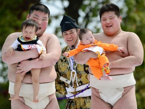 Lễ hội Nakizumou Matsuri: Lễ hội độc đáo này được tổ chức tại các ngôi đền trên khắp Nhật Bản. Những em bé sẽ được các võ sĩ sumo bế và dọa để khóc thét lên. Người Nhật tin rằng đứa trẻ khóc càng to thì càng gặp nhiều may mắn.