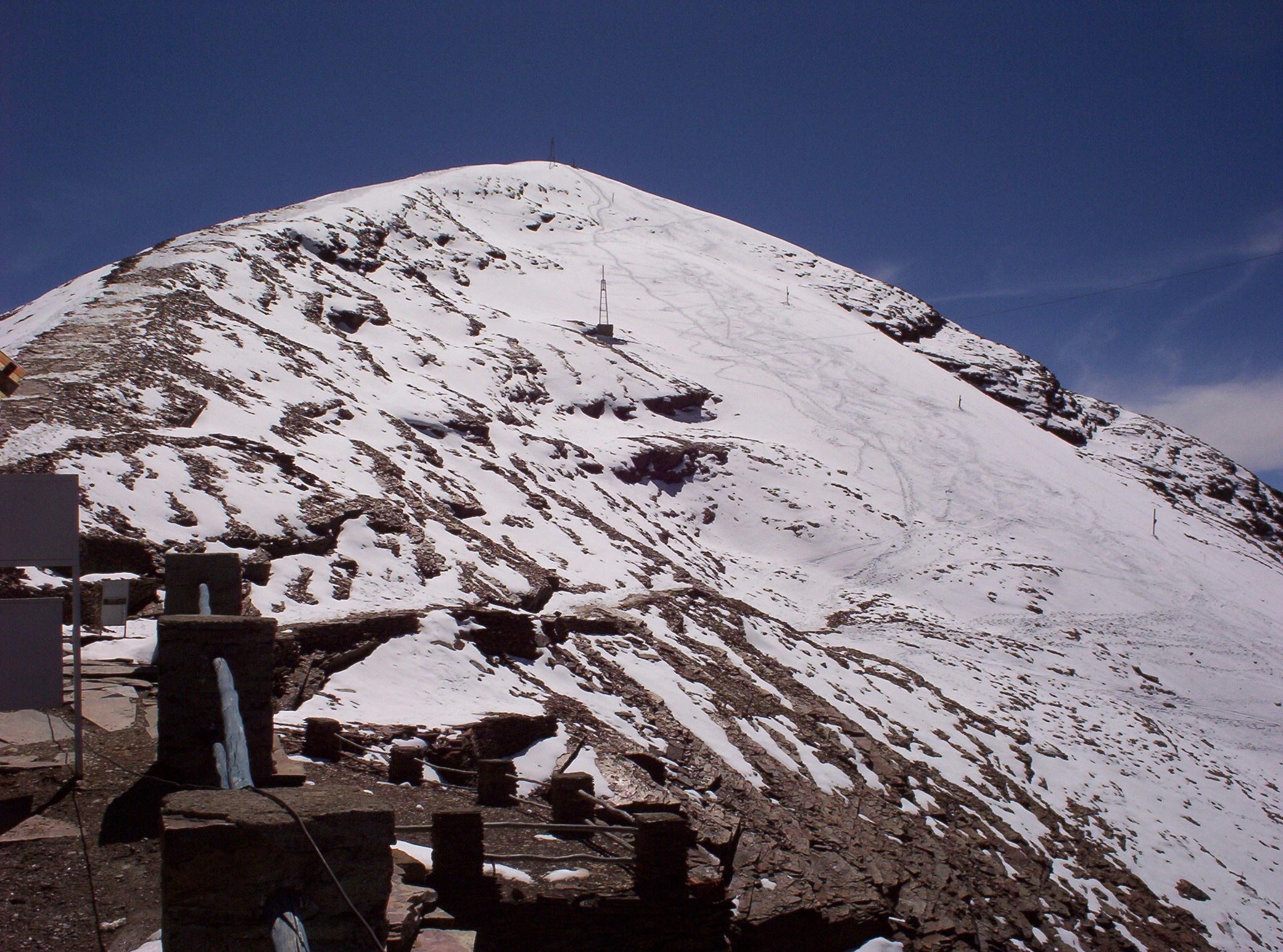 Chacaltaya Glacier (Bolivia): Khu trượt tuyết này từng thu hút một lượng lớn du khách nhờ một trong những đường trượt cao nhất thế giới. Do hiện tượng nóng lên toàn cầu, nơi từng phủ một lớp băng dày 13 m vào năm 1998 giờ chỉ còn một lớp băng mỏng.