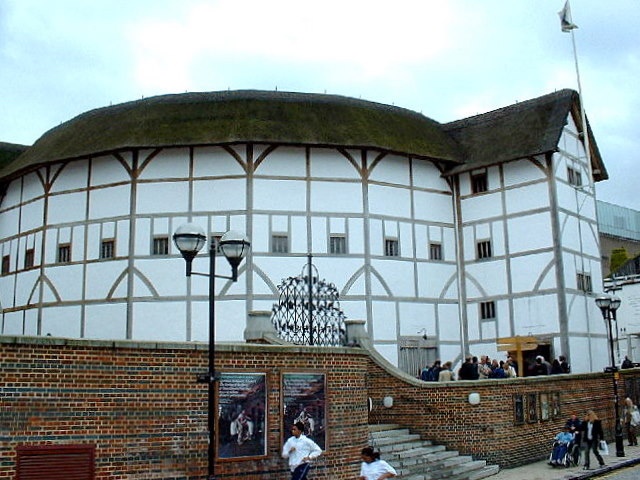 Nhà hát Shakespeare’s Globe (London, Anh): Rạp Globe đầu tiên được xây dựng vào năm 1599 bởi chính Shakespeare bên bờ sông Thames. Công trình hiện đang mang tên gọi này nằm cách vị trí ban đầu khoảng hơn 200 m và là lần thứ 3 rạp hát nổi tiếng này được tái thiết.