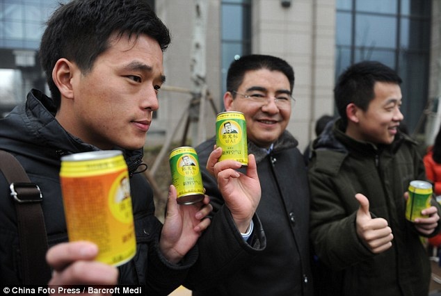 Không khí đóng hộp: Công ty Chen Guangbaio đã tung ra một dòng sản phẩm không khí đóng hộp mới, về cơ bản đó là một lon chưa đầy không khí. Điều này cho thấy sự ô nhiễm không khí ở Trung Quốc trầm trọng đến mức nào. Có khá nhiều lựa chọn không khí đóng hộp cho người dùng, như “Tây Tạng thủa ban sơ” hoặc “Đài Loan trước thời công nghiệp hóa”.