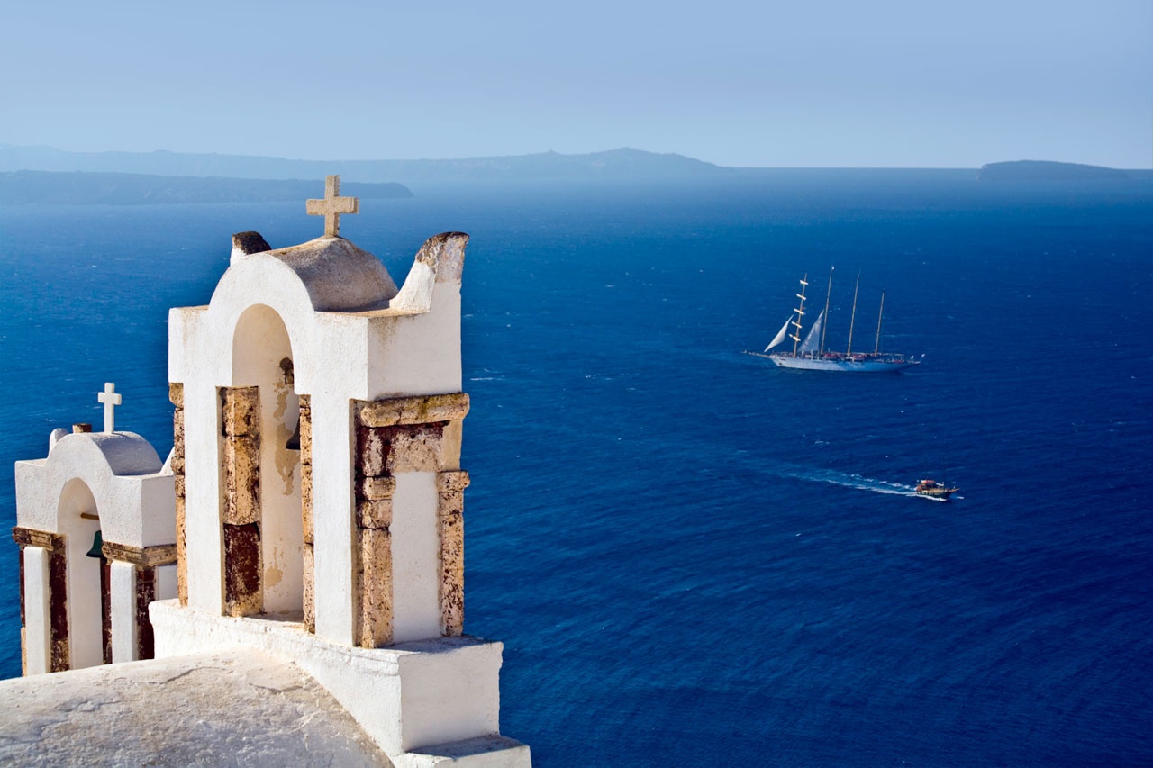 Santorini, Hy Lạp: Ngôi làng xinh đẹp với những tòa nhà màu trắng nổi bật trên nền trời và biển xanh biếc là khung cảnh lý tưởng cho các cặp đôi dạo chơi hay thưởng thức bữa tối. Ngoài ra, hòn đảo này còn có loại vang trắng hảo hạng, thích hợp cho những bữa ăn lãng mạn bên vách đá nhìn ra biển.