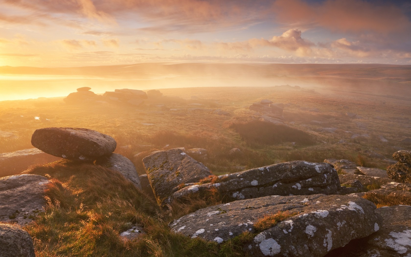 Dartmoor, Anh: Vẻ đẹp lãng mạn nhưng hoang dã của Dartmoor là sự lựa chọn hoàn hảo cho những cặp đôi muốn có tuần trăng mật sôi động và mang tính phiêu lưu. 