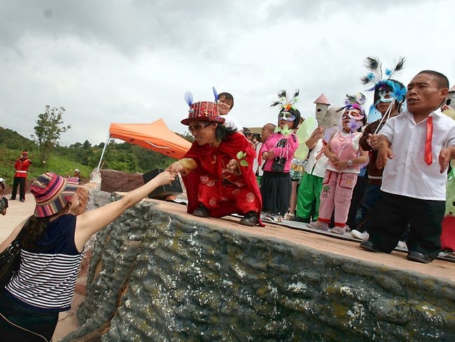 Tour du lịch ở vương quốc người lùn: Vương quốc người lùn giống như một công viên giải trí và một quận huyện nằm ở tỉnh Vân Nam, Trung Quốc. Khu vực rộng khoảng 52 km2 này giống như một thế giới thu nhỏ với người dân chủ yếu là người lùn. 