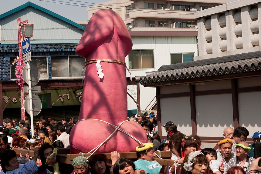 Lễ hội Kanamara Matsuri: Tên lễ hội này có nghĩa là “Lễ hội dương vật thép” và được tổ chức hàng năm vào ngày Chủ Nhật đầu tiên của tháng 4 ở Kawasaki. Tương truyền, con quỷ nấp trong âm hộ của một phụ nữ đã cắn đứt dương vật của người chồng vào đêm tân hôn. Cô đã tìm đến một thợ rèn nhờ đúc dương vật thép để làm gẫy răng con quỷ. Dương vật thép được thờ trong trong ngôi đền mà sau này nhiều gái bán hoa tìm đến để cầu nguyện cho bản thân tránh khỏi bệnh tật. Ngoài ra, lễ hội này còn để cầu có con cũng như sinh nở mẹ tròn con vuông. Tại lễ hội, du khách sẽ thấy hình ảnh dương vật trên đủ mọi loại hàng hóa, từ tranh ảnh, trang sức tới kẹo, đồ ăn… Tâm điểm của lễ hội là rước ba tượng dương vật, một tượng làm từ gỗ, một tượng làm từ sắt và một tượng điêu khắc màu hồng được khênh bởi những người đàn ông ăn mặc như phụ nữ.