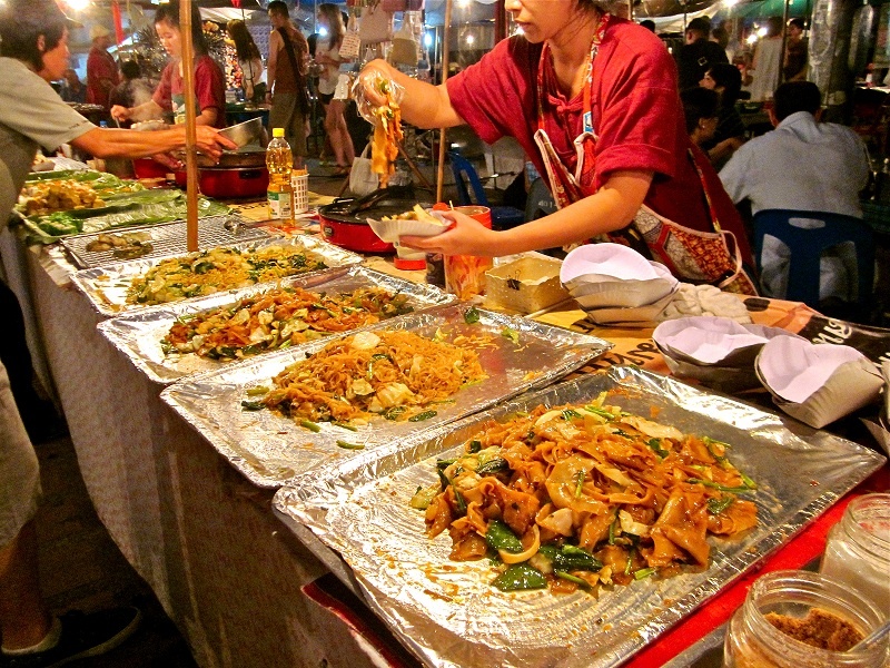 Các món ăn ở chợ đêm Chiang Mai. Ảnh: Nyctravelbug