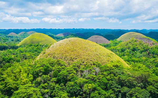 10. Đồi sô cô la, đảo Bohol, Philippines: Đồi Sô cô la (Chocolate Hills) là điểm tham quan nổi tiếng nhất ở đảo Bohol. Ngọn đồi trông giống như được tạo thành từ hàng triệu thỏi sô cô la tan chảy. Mùa mưa, ngọn đồi khoác lên một dải màu xanh của cây cỏ đến mùa khô chuyển sang nâu, tạo nên những cảnh tượng màu sắc rất ấn tượng.