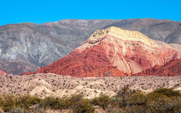 7. Thung lũng Quebrada de Humahuaca, Argentina: Đây là một thung lũng hẹp thuộc tỉnh Jujuy, tây bắc Argentina, được bao quanh bởi các dãy núi cao chót vót và vượt qua ngọn Rio Grande. Năm 2003, thung lũng này được công nhận là Di sản thế giới do sự nổi bật về cảnh quan, đặc trưng bởi những ngọn đồi nhiều màu sắc và có sự hiện diện của con người hơn 10.000 năm.