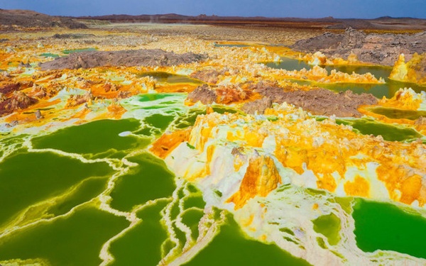 9. Núi lửa Dallol, Ethiopia: Nằm ở độ cao thấp hơn mực nước biển khoảng 116m, Dallol là ngọn núi lửa trên cạn thấp nhất thế giới. Nơi đây có nhiệt độ trung bình cao nhất thế giới, tuy nhiên cũng là một điểm tham quan du lịch ngắm cảnh độc đáo.