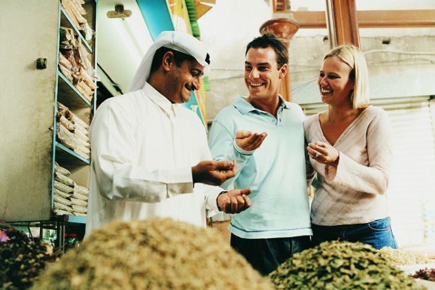 Taarof: Đây là cử chỉ thể hiện sự kích trọng ở Iran dù thông thường cử chỉ này sẽ được từ chối. Ví dụ, ở một số khu vực, người bán hàng sẽ từ chối nhận tiền của khách có địa vị cao hơn trong xã hội. Tuy nhiên, người mua sẽ kiên quyết trả tiền, người bán có thể từ chối nhiều lần trước khi chấp nhận. Phong tục này có thể khá khó hiểu với những người nước ngoài lần đầu tới đây.