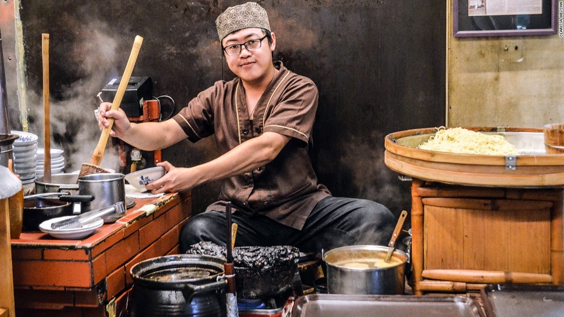 Trước kia, mì Danzai được những người bán rong gánh đi khắp phố phường. Ngày nay, họ thường dọn hàng và nấu ở một chỗ trên vỉa hè.