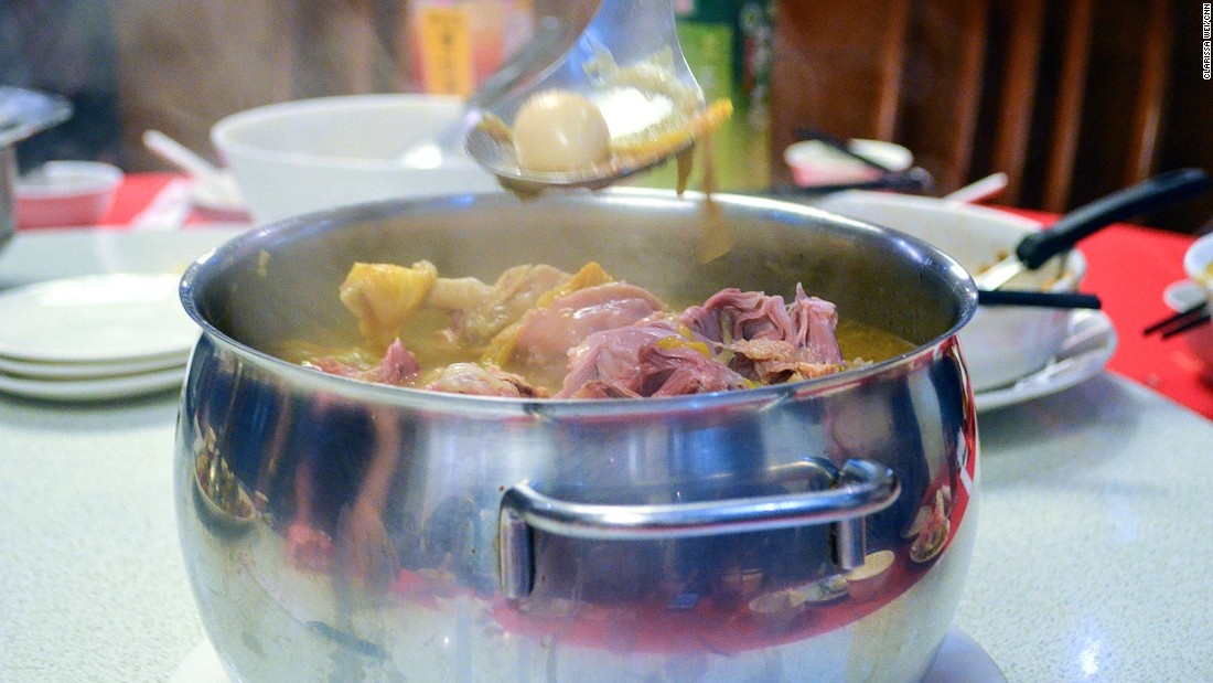 Canh vịt: Hầu hết các nhà hàng đã chuyển từ nồi đá sang nồi kim loại khi nấu canh vịt, nhưng họ vẫn sử dụng một loại than củi truyền thống.