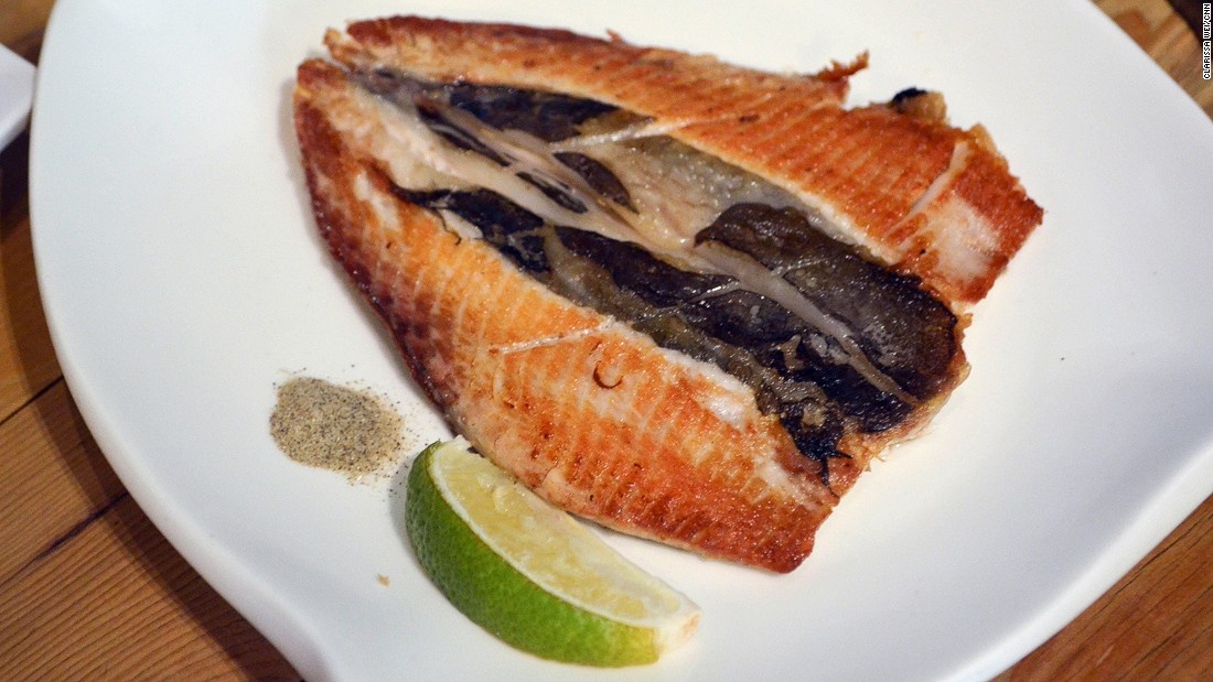 Cá măng sữa: Món ăn đơn giản này chỉ gồm một miếng cá măng sữa rán ăn kèm chanh và muối tiêu nhưng cũng đủ làm hài lòng bất cứ thực khách nào.