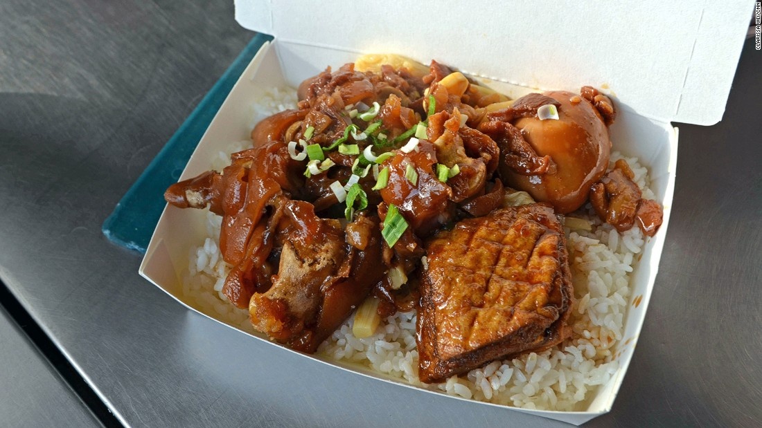 Cơm chân giò: Chân giò lợn được rưới xì dầu, ăn kèm rau thơm và rau là món ăn vừa ngon miệng vừa no bụng.