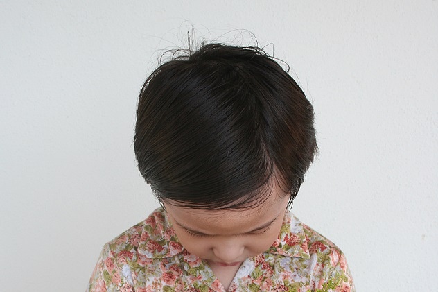 Mano Po: Đây là cử chỉ thể hiện sự tôn trọng người lớn tuổi. Người ta sẽ cúi đầu xuống, cầm tay người lớn tuổi và áp vào trán mình. Phong tục này chủ yếu có ở Philippines, một số khu vực của Malaysia và Indonesia. Thường thì cử chỉ này được thực hiện tại các buổi họp mặt gia đình để hướng dẫn cho trẻ em xin lời chúc phúc của những người lớn tuổi.