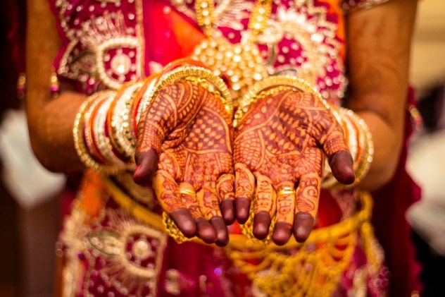 Vẽ Henna: Các đám cưới Hồi giáo thường có những truyền thống và nghi lễ có từ hàng trăm năm trước. Hai tối trước ngày tổ chức hôn lễ, những người phụ nữ trong gia đình cô dâu sẽ vẽ lên bàn tay, cánh tay và bàn chân cô dâu các họa tiết bằng mực Henna tượng trưng cho sự trưởng thành của người phụ nữ. Các họa tiết cũng được cho là sẽ đem lại may mắn và khả năng sinh nở cho cô dâu.
