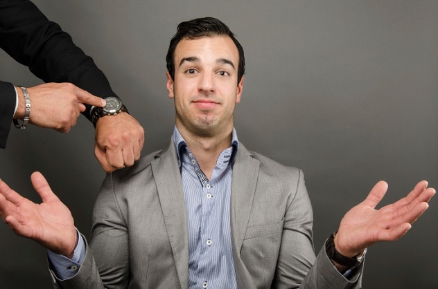 Đến muộn: Ở nhiều nơi trên thế giới, đến muộn các cuộc tụ họp xã hội có thể bị coi là bất lịch sự, nhưng ở Nam Mỹ thì không. Tại Chile, nếu chủ tiệc mời dùng bữa lúc 8h tối, khách mời nên đến vào 8h15, thậm chí là 8h30. Đến đúng giờ hoặc sớm hơn sẽ khiến chủ nhà chưa chuẩn bị kịp và người khách sẽ bị coi là quá “háo ăn”. Ở Ecuador, đến muộn 15-20 phút đồng nghĩa “đúng giờ”.