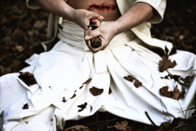 Mổ bụng tự sát: Seppuku là một phần chính của võ sĩ đạo (bushido) - luật của các samurai; tự mổ bụng là cách các chiến binh tránh bị rơi vào tay quân thù và để giảm sỉ nhục. Samurai còn có thể được các lãnh chúa đại danh (daimyo) ra lệnh phải tự mổ bụng. Sau này, các samurai bị ô nhục được phép tự mổ bụng thay vì bị hành quyết theo cách thông thường. Do mục đích chính của nghi lễ này là bảo vệ danh dự của samurai, những ai không thuộc về giới samurai sẽ không bao giờ thực hiện hay bị ra lệnh thực hiện nghi lễ này. Những samurai nữ chỉ thực hiện tự mổ bụng với sự cho phép.