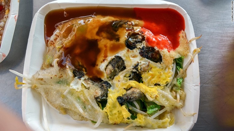 Trứng ốp sò: Món ăn hấp dẫn này được làm từ trứng, bột khoai lang, giá, rau diếp và sò.