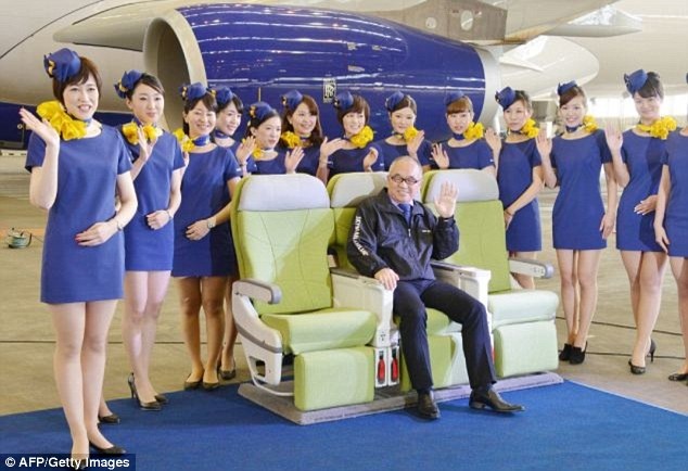 Skymark Airlines: Hãng hàng không có trụ sở ở Tokyo này đã gây ra một cuộc tranh cãi lớn khi đưa vào thử nghiệm bộ đồng phục mới của hãng. Các nữ tiếp viên cho biết bộ đồng phục váy ngắn màu xanh này khiến họ dễ có nguy cơ bị quấy rối tình dục, nhìn trộm hay bị hành khách lén chụp dưới váy. Sau đó, hãng Skymark đã phải đổi sang thiết kế có chân váy dài hơn nhưng vẫn giữ lại giày cao gót. Các nữ tiếp viên cho biết giày cao gót khá bất tiện trong việc di chuyển và trong các tình huống khẩn cấp, thậm chí gót giày có thể làm thủng cầu thang trượt thoát hiểm.