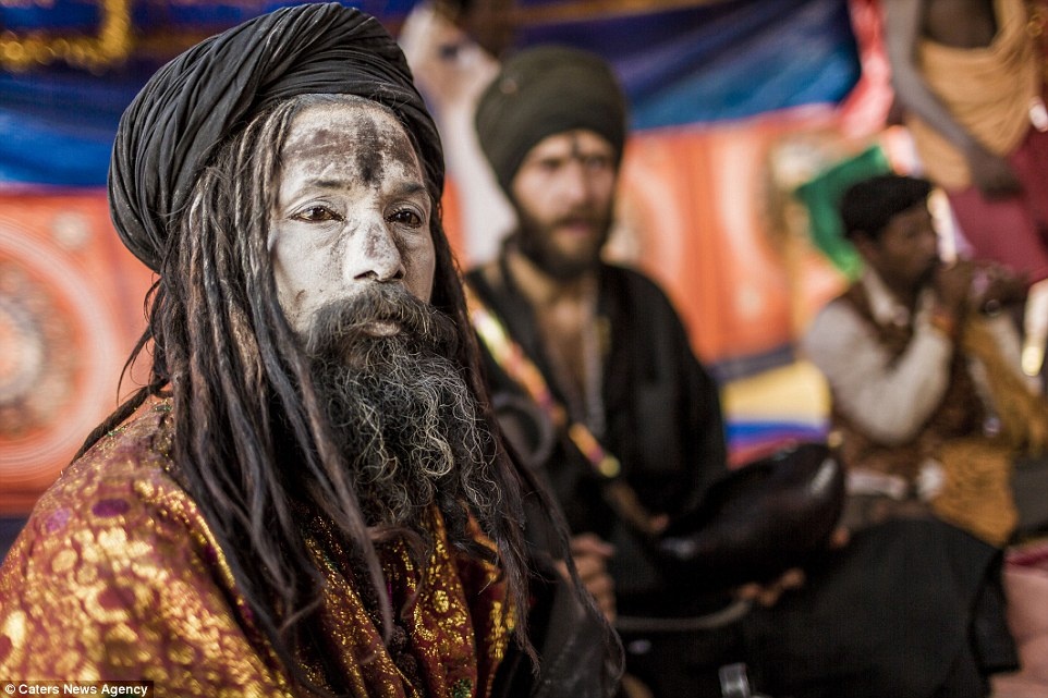 Ông Ostinelli cho biết: “Bao quanh họ là một tấm màn bí ẩn, người Ấn Độ sợ họ và cho rằng họ có thể tiên đoán tương lai, đi trên mặt nước cũng như thực hiện những lời tiên tri độc địa”.