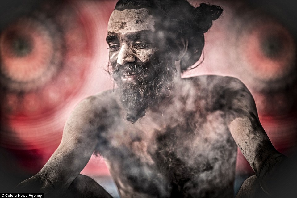 Người Aghori cũng tin rằng bằng việc thực hiện những điều người khác coi là cấm kỵ, họ sẽ đạt được sự khai sáng.