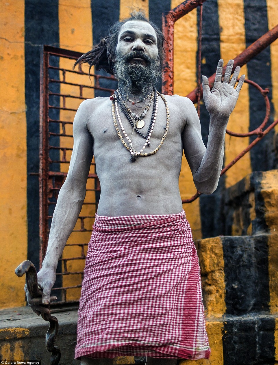 Người Ấn Độ truyền tai nhau rằng người Aghori nhặt những thi thể đó và dùng trong các nghi lễ khai sáng tinh thần. Họ ăn thịt và xây ban thờ từ những thi thể này.
