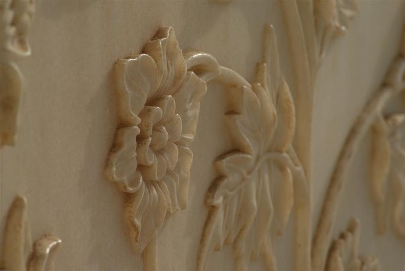 Họa tiết trang trí trên tường lăng mộ.