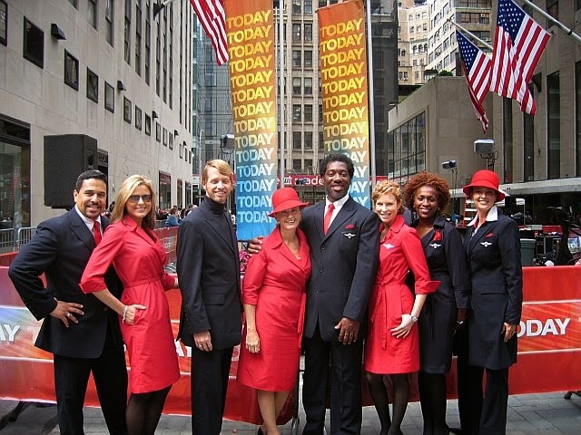 Delta Air Lines (Mỹ): Cũng chọn màu đỏ nổi bật, đồng phục của hãng Delta Air Lines lại không được đánh giá cao do thiết kế dạng áo khoác váy không được tinh tế.