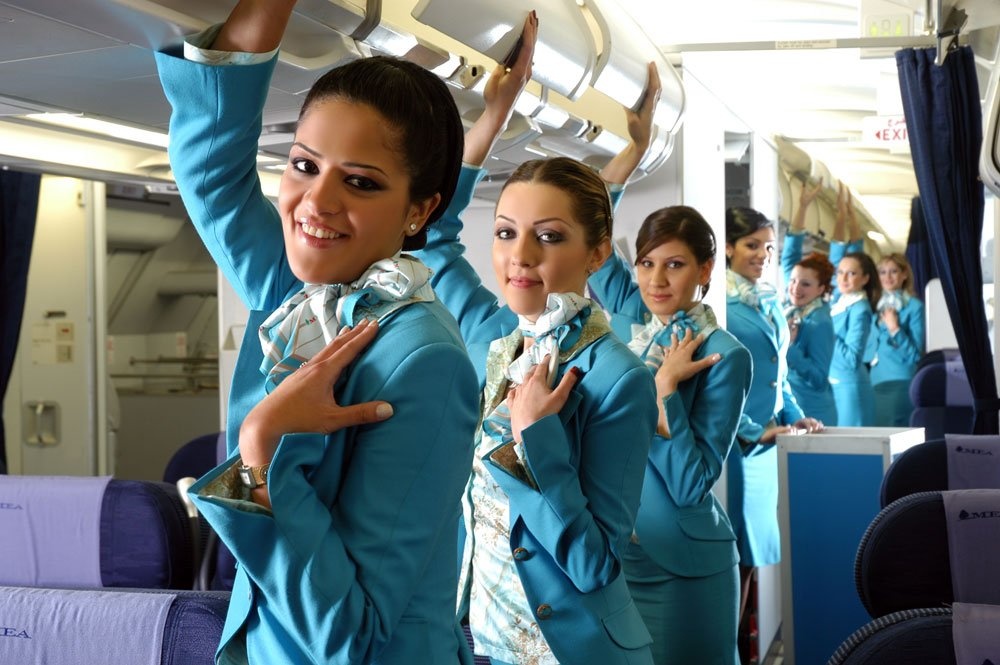Middle East Airlines (Lebanon): Hãng Middle East Airlines chọn màu xanh ngọc làm màu sắc chủ đạo cho bộ đồng phục duyên dáng và thanh lịch của các nữ tiếp viên.